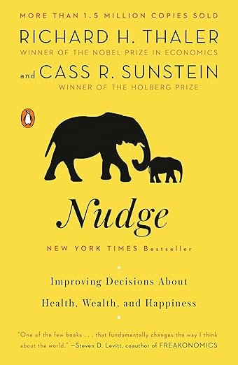 كتاب "الوكزة" (Nudge): كيف نُهندس الخيارات بذكاء؟